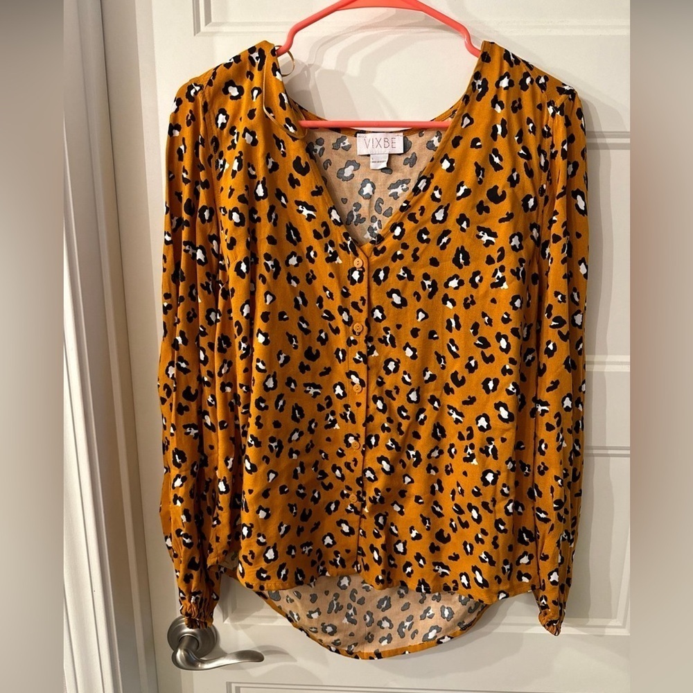 Vixbe Catalen Vneck button front top